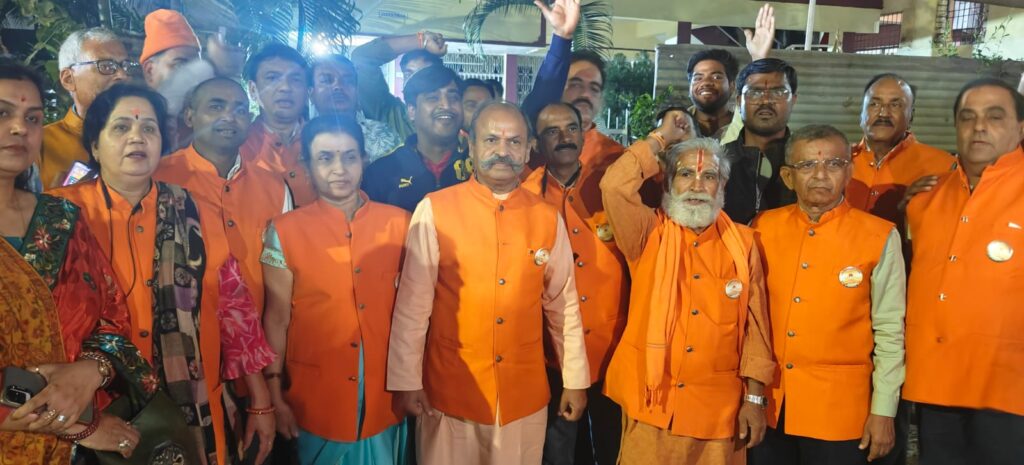 *समाधान नर्सिंग होम के बगल में स्थित चर्च में भर्ती मरीजों को परेशानी* *वन्दे मातरम मित्र मंडल ने प्रदर्शन कर.साउंड बॉक्स निकलवाए*
