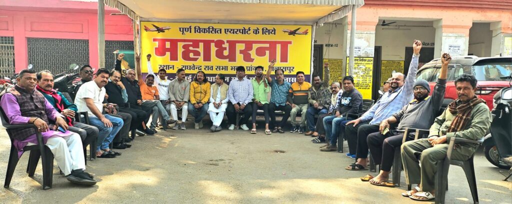 एलाइंस एयर ने 7 घंटे दिल्ली एयरपोर्ट पर यात्रियों को बिठाकर फ्लाइट रद्द कर दी*