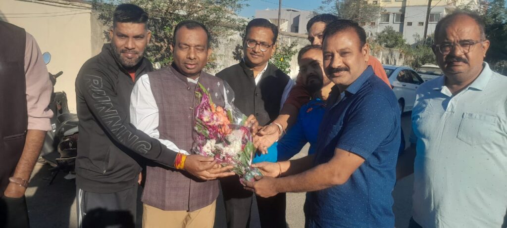 कांग्रेस के मेयर प्रत्याशी प्रमोद नायक को समर्थकों ने दी बधाई, प्रमोद ने कांग्रेस के सभी नेताओं का माना आभार