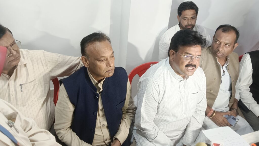 मेयर के कांग्रेस प्रत्याशी प्रमोद नायक और कांग्रेस नेताओं ने भाजपा प्रत्याशी एल पद्मजा पर पिछड़ा वर्ग का फर्जी प्रमाण पत्र बनवाने का आरोप लगा उनका नामांकन निरस्त करने की मांग की ,भाजपा प्रत्याशी को गैर छत्तीसगढ़िया बताया