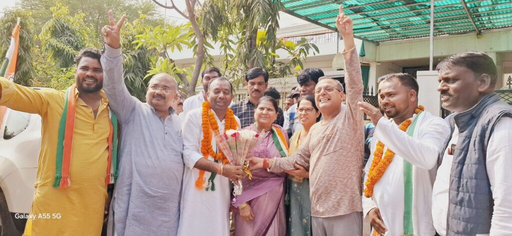 कांग्रेस महापौर प्रत्याशी प्रमोद नायक को पूर्व विधायक  शैलेश पांडे का साथ , पांडे ने कहा :भाजपा ने नेता की पत्नी को टिकट देकर  ओबीसी वर्ग के कार्यकर्ताओं का किया अपमान, कांग्रेस शासन काल में हुआ सकरी उसलापुर क्षेत्र का विकास *