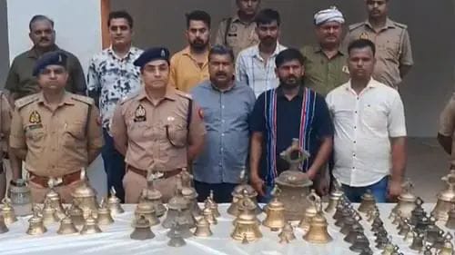 ये भी गजब है !घंटा चोर गिरोह के तीन चोर  पुलिस से हुई मुठभेड़ में हुए गिरफ्तार; पहले रेकी फिर मंदिरों में करते थे चोरी, पीतल के 85 घंटे बरामद.