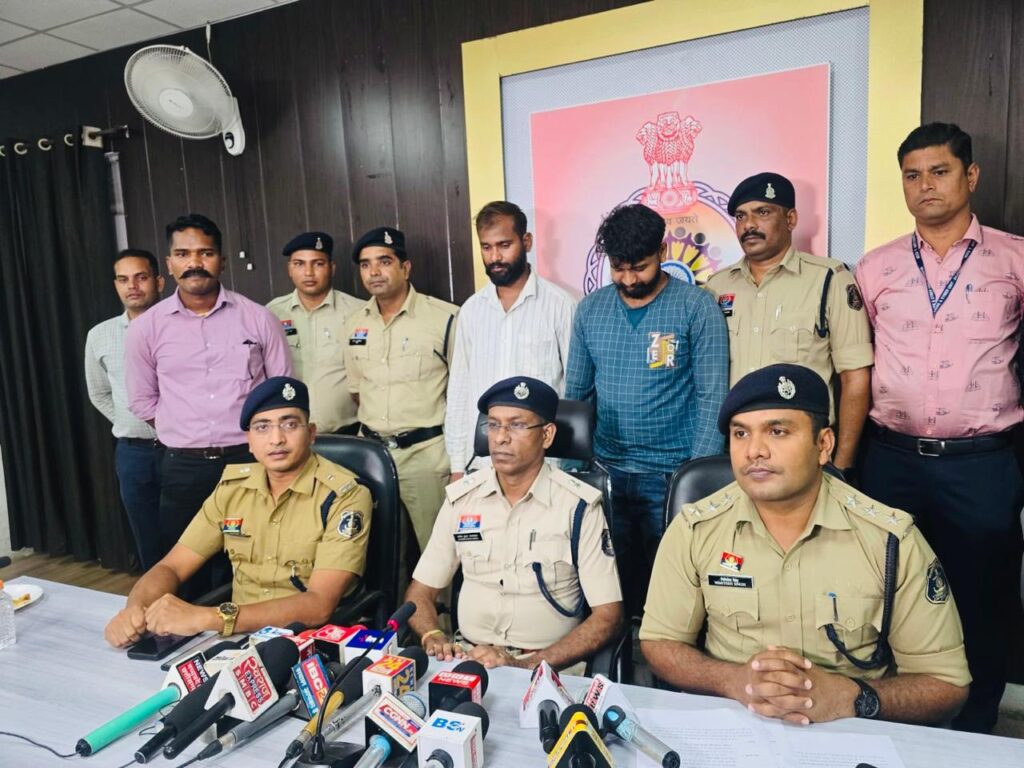 जगमल चौक में कार से जब्त हुआ 284 किलो गांजा,दो तस्कर गिरफ्तार, एक आई फोन समेत 3 फोन जब्त, पकड़े गए आरोपी मप्र के मंडला और सिवनी के निवासी