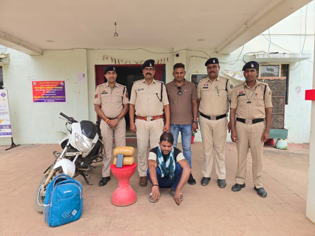 चकरभाठा पुलिस ने बिल्हा के शंकर शर्मा के कब्जे से 02 किलो 35 ग्राम गांजा जब्त किया