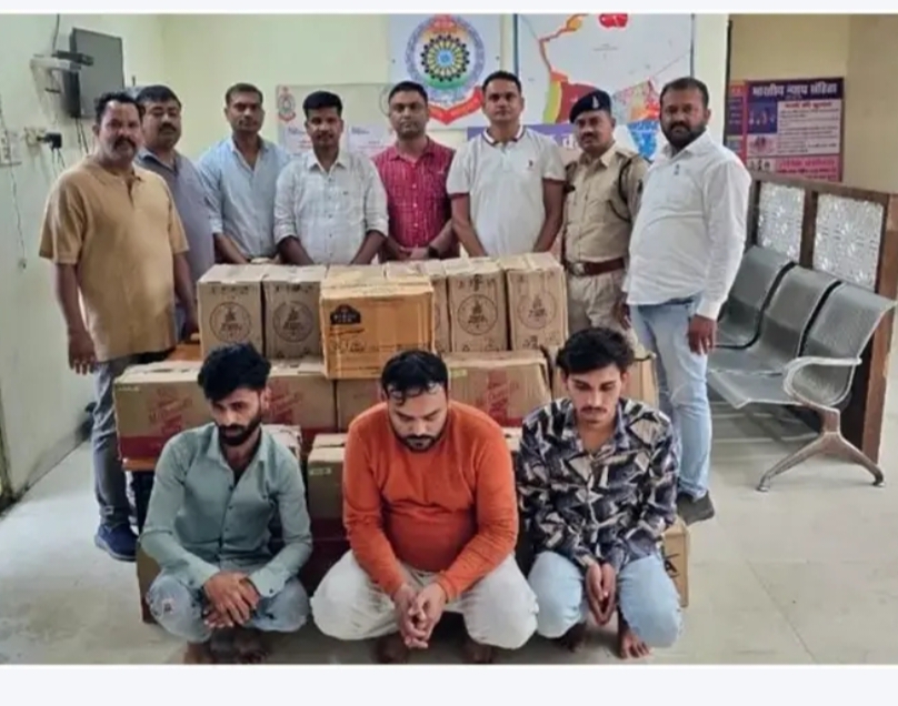 मप्र से अवैध शराब की अवैध तस्करी करते लाखों की शराब के साथ तीन आरोपी गिरफ्तार,20 पेटी अंग्रेजी शराब, दो कार और 5 मोबाइल जब्त,2 आरोपी फरार