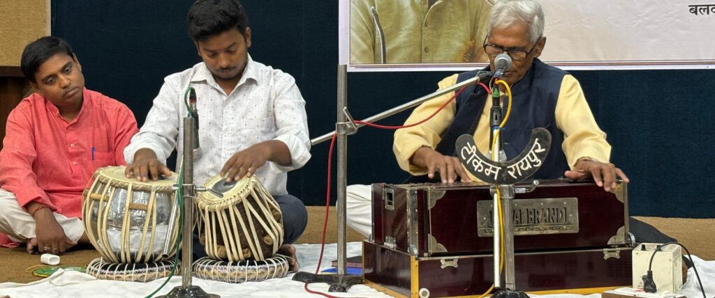 जब से छूटा गांव गांव को भूला कभी नहीं ,   पीपल को वो छांव छांव को भुला कभी नहीं ।  : एक शाम चित्तरंजन कर के नाम संपन्न :