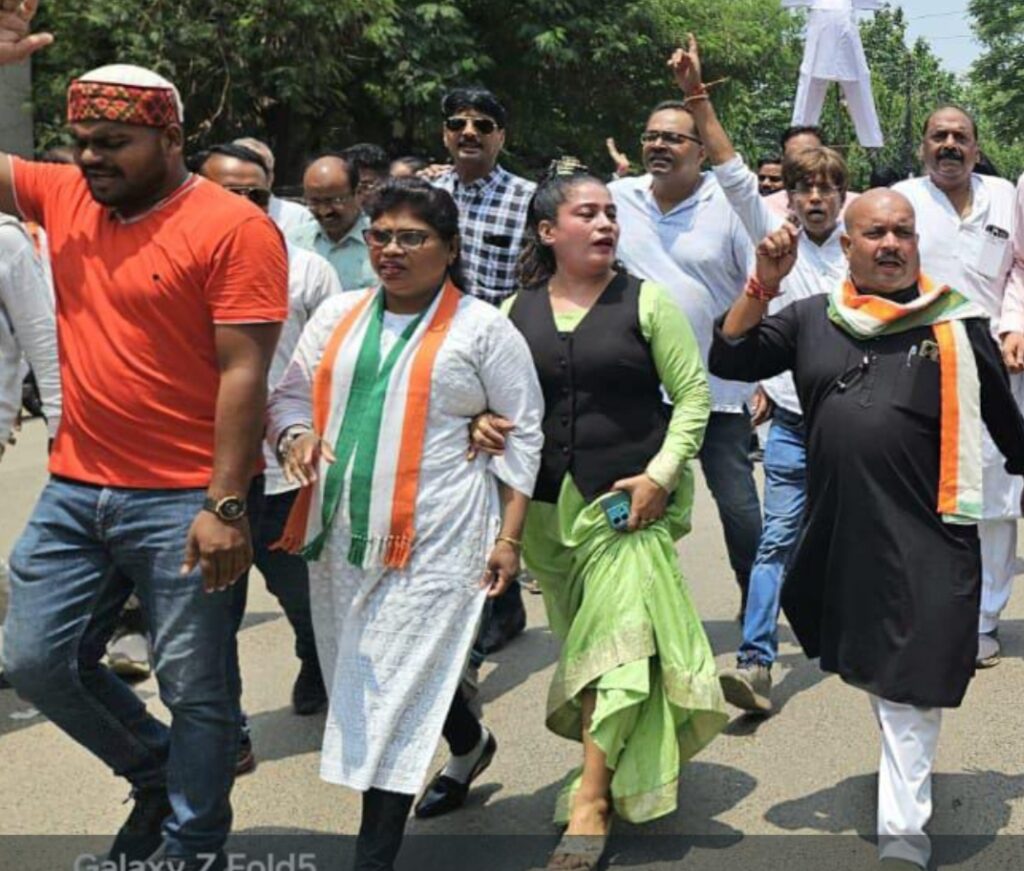 ईडी के खिलाफ कांग्रेस ने किया प्रदर्शन,पुतला जलाया