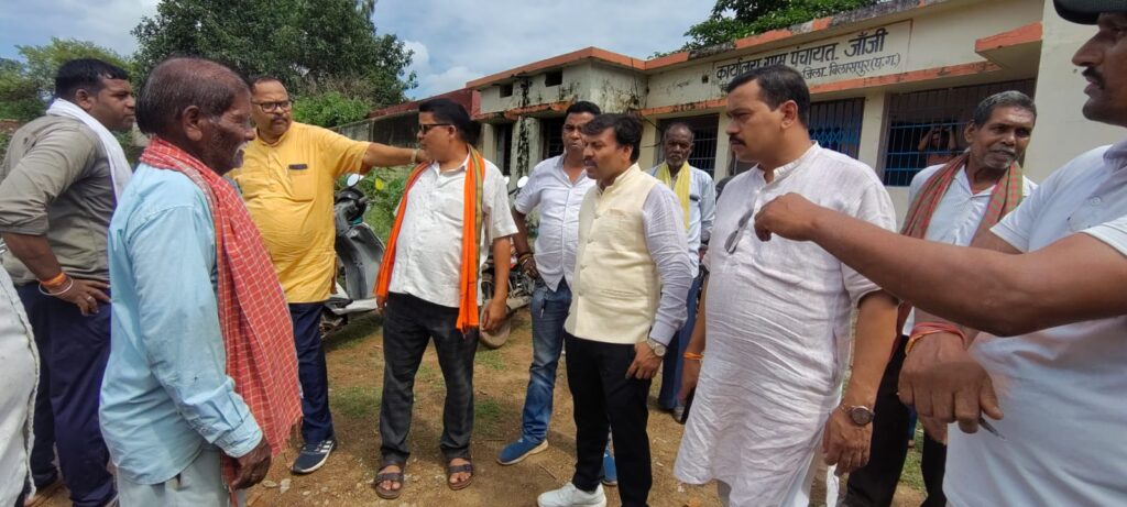 जांजी पहुंचे अनुसूचित जाति मोर्चा जिला अध्यक्ष चंद्रप्रकाश सूर्या,किसानों से की मुलाकात, स्कूल व्यवस्था का भी लिया जायजा