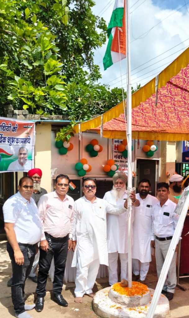 रेल्वे माल गोदाम युनियन द्वारा आयोजित समारोह में संरक्षक अभयनारायण राय ने ध्वजारोहण किया