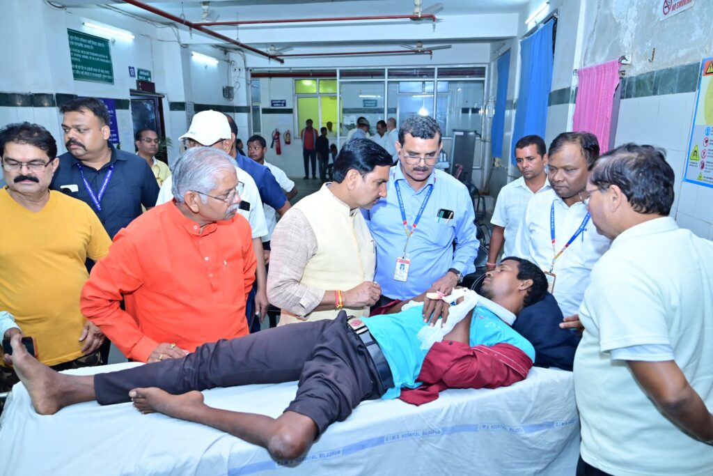 केन्द्रीय राज्यमंत्री  तोखन साहू और विधायक धरम कौशिक ने रेल हादसे में घायल यात्रियों से मुलाकात कर जाना हालचाल