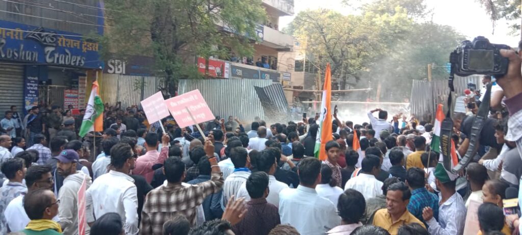 सरकार के खिलाफ कांग्रेस का अब तक का सबसे बड़ा प्रदर्शन,पुलिस ने प्रदर्शन का पर पानी की बौछार की लेकिन कांग्रेसी डटे रहे,बेरिकेड तोड़ डाले ,हजारों की संख्या में पहुंचे कांग्रेसी