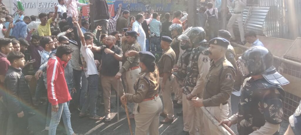 शीतलहर और कड़कड़ाती ठंड में न्यायधानी का राजनैतिक पारा भारी गर्म,कांग्रेस की एकाएक सक्रियता से भाजयुमो को सड़क पर आना पड़ा