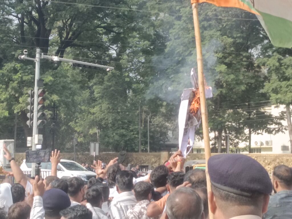 पुलिस को चकमा देकर कांग्रेसियों ने मुख्यमंत्री का पुतला दहन किया
