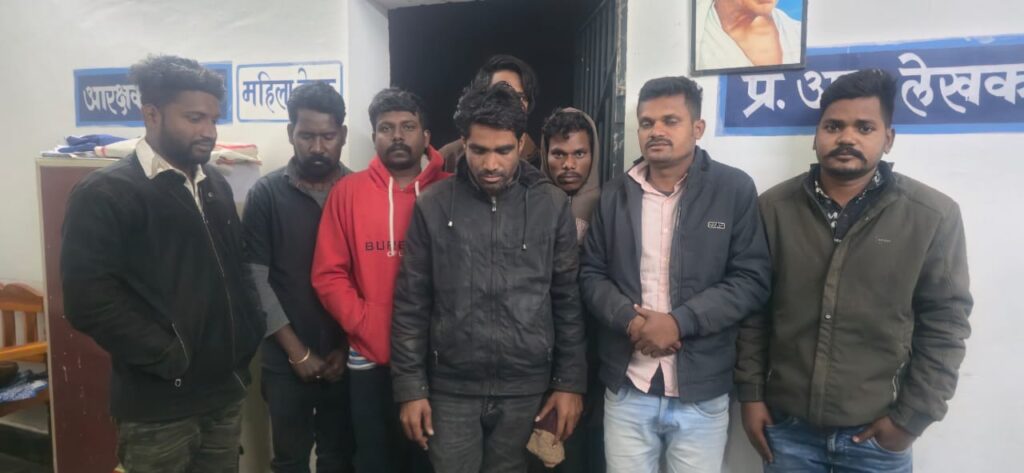 जंगल में जुए के फड़ पर छापा एक लाख 18 हजार रु नकदी,3 बाइक और 7 मोबाइल समेत 8 जुआरी पकड़ाए,दो पेशेवर जुआरी फरार