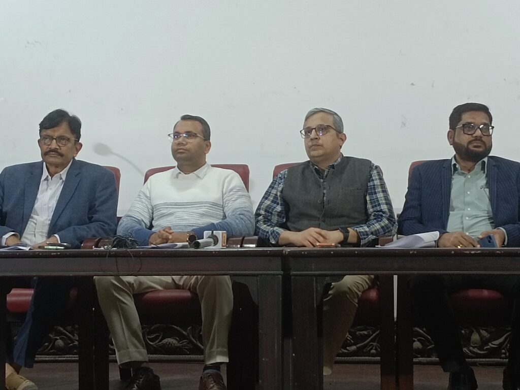 मोबाइल,लैपटॉप,टैबलेट के लगातार उपयोग से युवाओं की आंखों पर पड़ रहा असर, अन्य अब बच्चों, युवाओं को साल में कम से कम एक बार आंखों की जांच जरूरी 