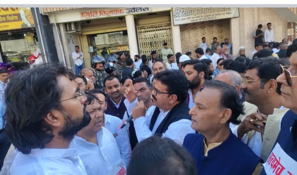 नेशनल हेराल्ड  मामले में कोर्ट द्वारा आरोप पत्र को खारिज करने से उत्साहित कांग्रेसी भाजपा दफ्तर तक नहीं पहुंच पाए,पुलिस ने बंद किए तमाम रास्ते,बीच सड़क पर बैठे कांग्रेसी,पीएम और गृहमंत्री पर लगाए आरोप