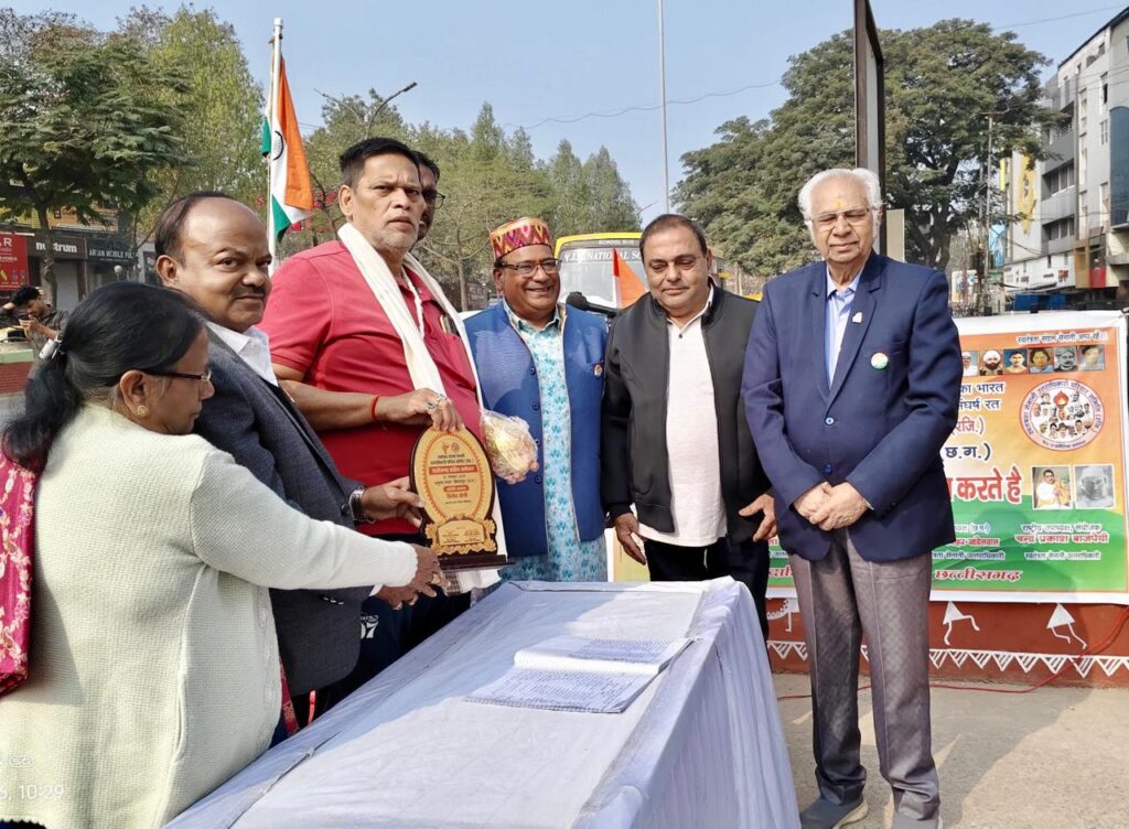 सेनानी परिवार ने किया ध्वजवंदन,स्मरण,प्रतिनिधियों का सम्मान,खरौद,शिवरीनारायण भ्रमण