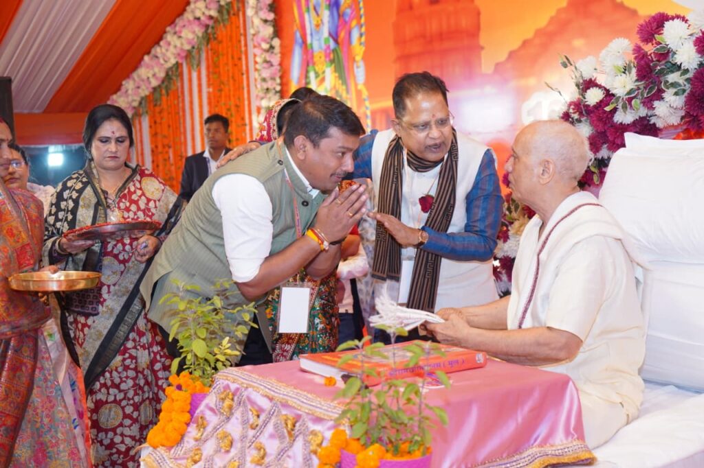 पद और मद सगे भाई है ,धन का मद व्यक्ति को अंधा बना देता है और पद का अहंकार व्यक्ति को बहरा बना देता है     :संत प्रवर विजय कौशल महराज