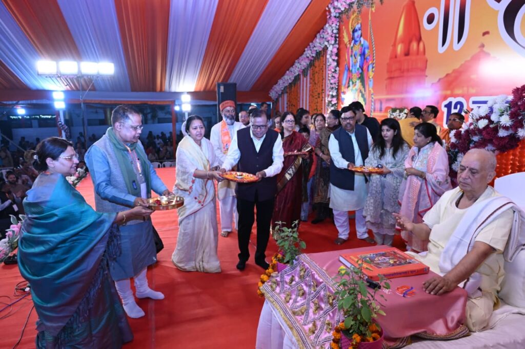 माता पिता और गुरु तीनों का आर्शीवाद प्राप्त करने वाले पुत्रो को किसी भी तीर्थ यात्रा पर जाने की जरूरत नहीं होती