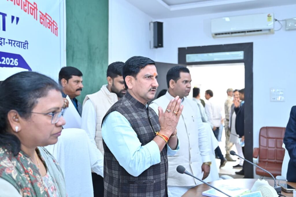 दिशा समिति की बैठक में केन्द्रीय राज्य मंत्री श्री तोखन साहू ने योजनाओं की प्रगति की समीक्षा की,स्वास्थ्य, पोषण, पेयजल, शिक्षा, सड़क विकास पर दिए विशेष जोर