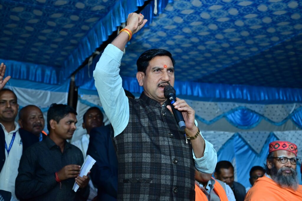 मझगांव प्रीमियर लीग के समापन पर उमड़ा जनसैलाब, मंत्री तोखन साहू ने ₹31,000 के ईनाम के साथ दी विकास की गारंटी