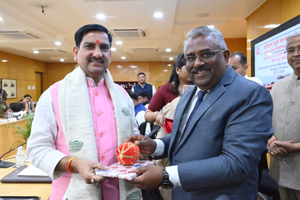 रेलवे प्रशासन की कार्यप्रणाली पर केंद्रीय राज्यमंत्री तोखन साहू ने जताई नाराजगी