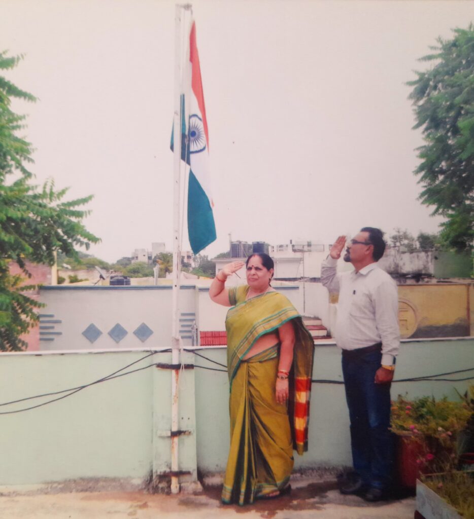 24 साल से अपने घर में नियमित राष्ट्रीय ध्वज फहरा रहे श्रीवास्तव दंपति