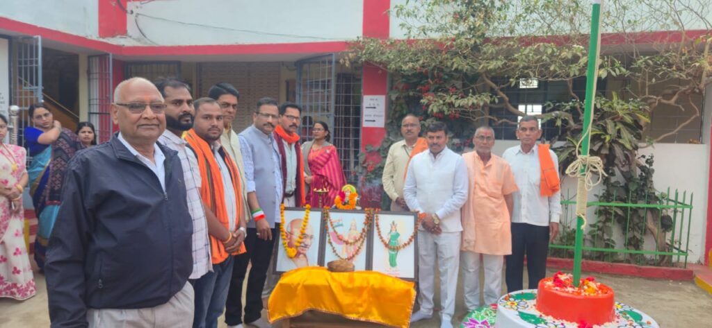 मस्तूरी के स्कूलों में गणतंत्र दिवस की धूम, बीजेपी नेता चंद्र प्रकाश सूर्या ने किया ध्वजारोहण और बच्चों ने बिखेरे संस्कृति के रंग
