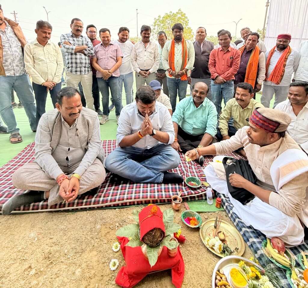 अत्याधुनिक सुविधाओं से युक्त 720 सीटों वाले भव्य ऑडिटोरियम के सालों से रुके हुए शेष निर्माण कार्य हेतु ₹17.69 करोड़ की लागत निर्माण कार्य का विधिवत शिलापूजन एवं श्रीफल फोड़कर विधायक सुशांत शुक्ला ने किया विकास कार्य की शुरुआत