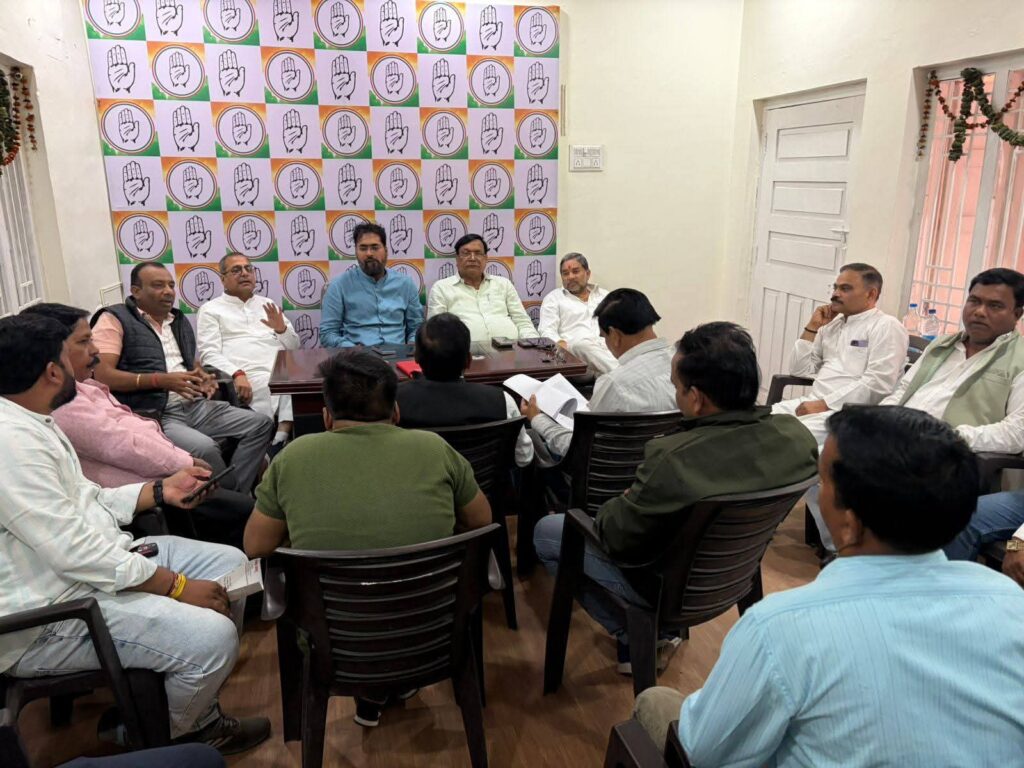 कांग्रेस शहर जिला अध्यक्ष जिलाध्यक्ष सिद्धांशु मिश्रा  का  पार्टी के पार्षदों को मिला साथ ,बैठक हुई,नगर निगम सामान्य सभा में जनहित के मुद्दों को प्रखरता और प्रभावी ढंग से उठाने बनी रणनीति