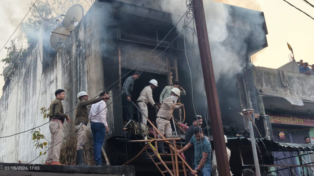 तीन मंजिला इलेक्ट्रॉनिक्स दुकान में भीषण आग ,पिता झुलसा,युवा बेटे की मौत एक बेटे को बचा लिया गया,एक करोड़ से अधिक का नुकसान
