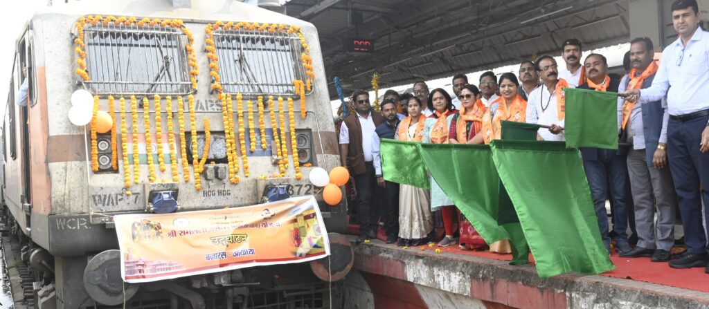 श्री रामलला दर्शन की अभिलाषा लेकर श्रद्धालु अयोध्या धाम के लिए रवाना,जिला पंचायत अध्यक्ष  राजेश सूर्यवंशी ने दिखाई हरी झंडी