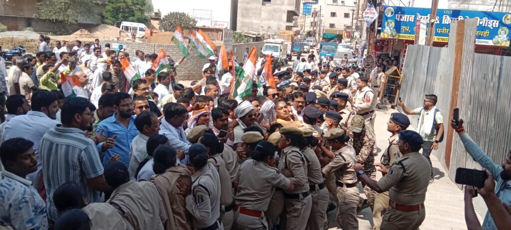 भाजपा कार्यालय घेरने निकले कांग्रेसियो से पुलिस की झड़प,कांग्रेस नेताओं का आरोप ,भाजपा की सरकार ने छग को धान का नहीं अफीम का कटोरा बना दिया