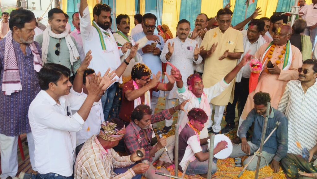 चापी जलाशय में कांग्रेस नेताओं के होली मिलन में नंगाडो की थाप और उड़े गुलाल,कोटा विधायक अटल श्रीवास्तव हुए शामिल