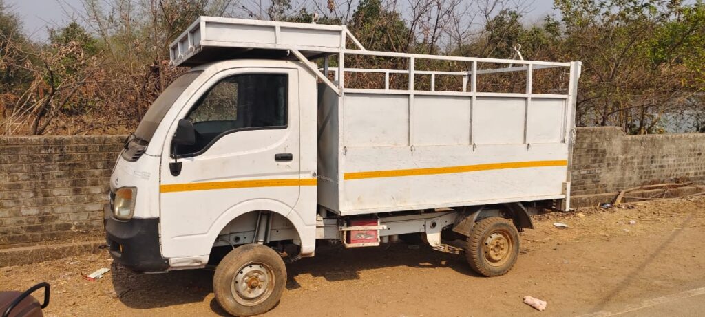 दो दिनों से लावारिश खड़ी टाटा वाहन में 40 किलो गांजा मिला