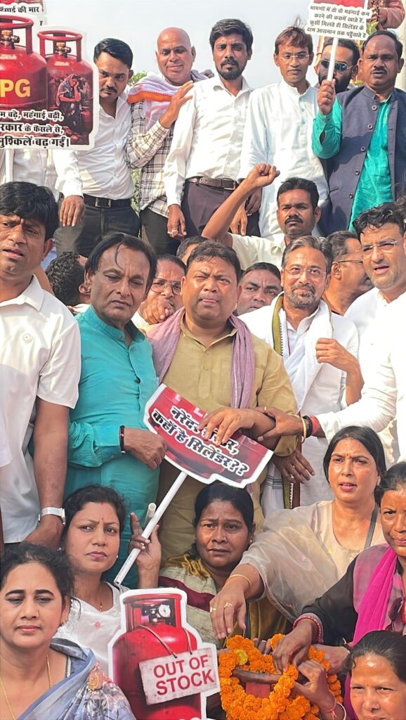 कांग्रेस द्वारा विधानसभा  का घेराव कल, तैयारी को लेकर बिलासपुर में हुई महत्पूर्ण बैठक, फिर जिला कांग्रेस ने एलपीजी किल्लत पर सिलेंडर को दी नेहरू चौक में माला पहना कर श्रद्धांजलि