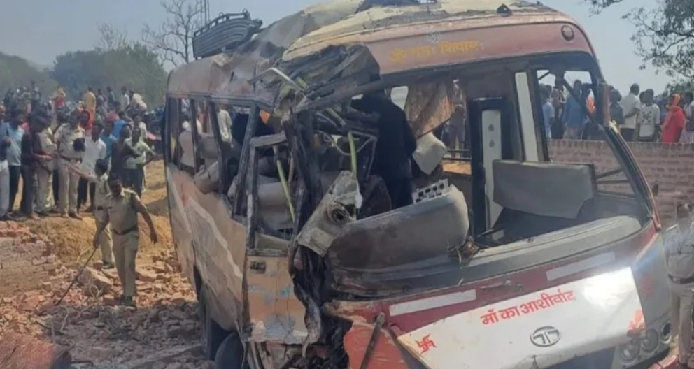 बस पलटने और ट्रेलर द्वारा बस को पीछे से टक्कर मारने से 10 यात्रियों की मौत ,50 से भी ज्यादा यात्री घायल