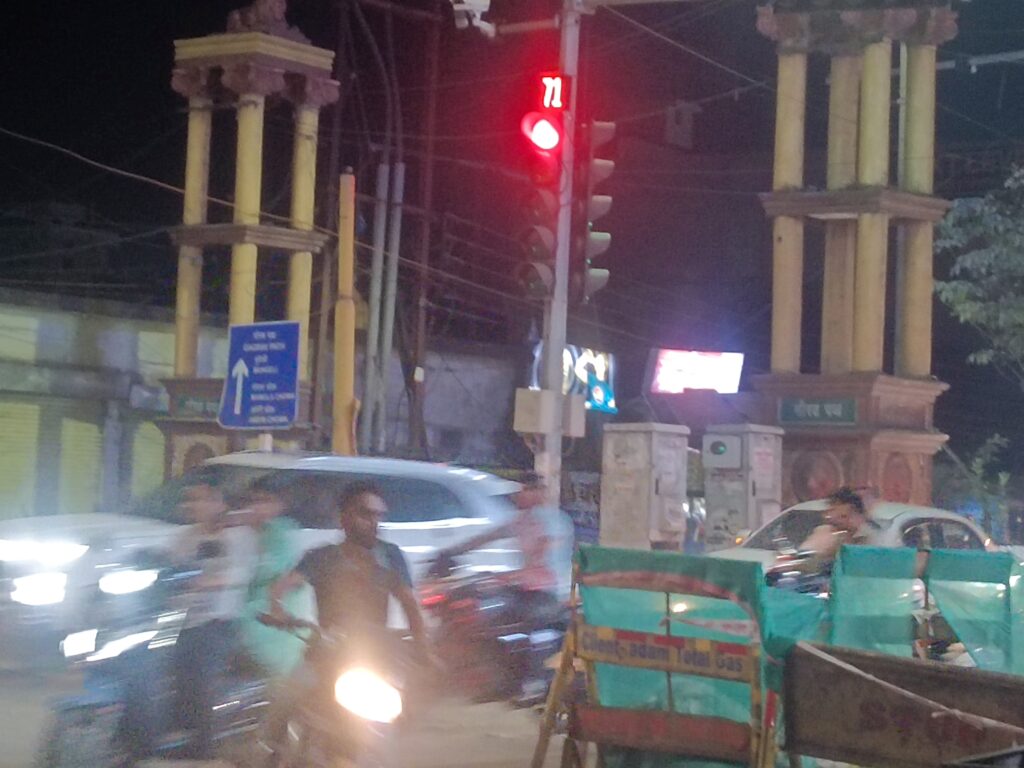 गर्मी और तेज धूप भी,ट्रैफिक वालों कुछ तो रहम करो,  लाल सिग्नल 2 मिनट तक तो हरा सिग्नल सिर्फ़ 20 सेकेंड ये बहुत नाइंसाफी है!