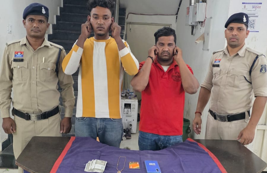 महिला का पीछा कर उसके गले से सोने की चेन व लाकेट लूटने वाले दो आरोपी गिरफ्तार ,  एक लाख रु से ऊपर कीमती चेन व लाकेट को गोल्ड लोन कंपनी में 8 हजार रुपए लेकर गिरवी रख दिए थे