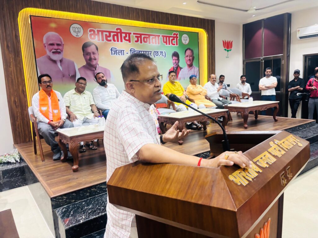 भाजपा का स्थापना दिवस मनाया गया,शहर विधायक अमर अग्रवाल ने पार्टी कार्यालय में किया झंडारोहण