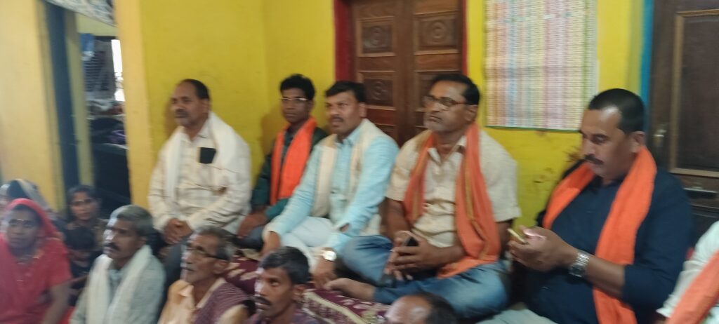 ग्राम ठकुरदेवा में प्रधानमंत्री नरेंद्र मोदी के  “मन की बात” की 133वीं ग्रामीणों और भाजपा कार्यकर्ताओं ने सुनी 