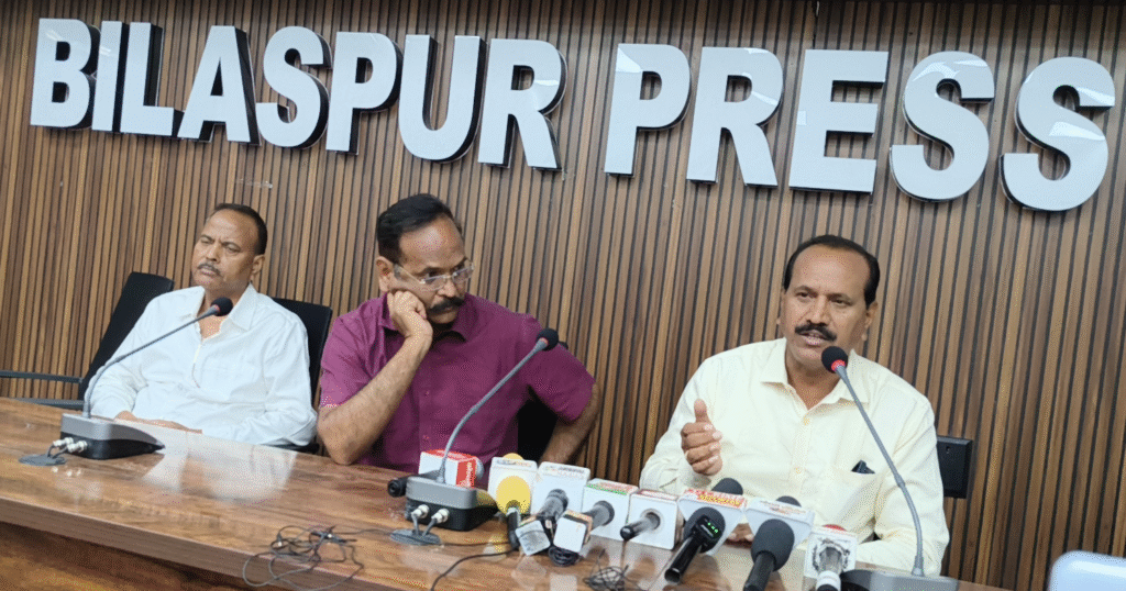 पुश्तैनी निजी भूमि में बाउंड्रीवाल निर्माण पर अवैध शिकायतों के खिलाफ पीड़ित परिवार ने एस पी,कलेक्टर,निगम आयुक्त के बाद प्रेसवार्ता में लगाई गुहार