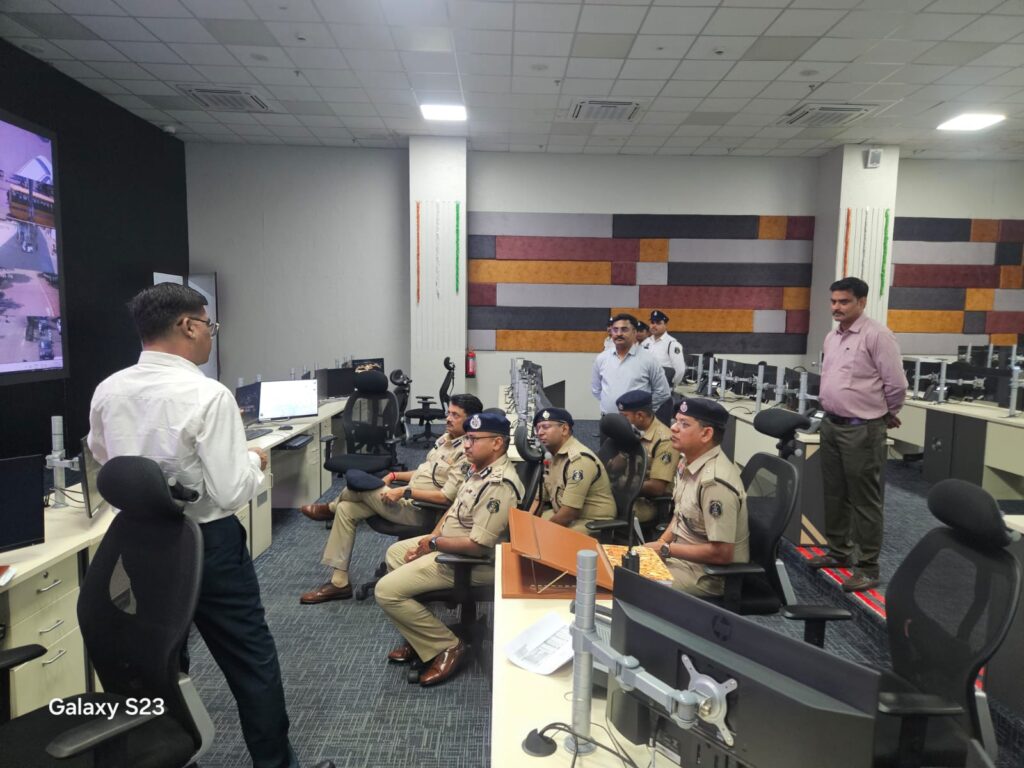 पुलिस महानिरीक्षक  रामगोपाल गर्ग, डीआईजी व एसएसपी श्री रजनेश सिंह के साथ किये आई टी एम एस, साइबर सेल, पुलिस कंट्रोल रूम एवं डायल 112 का निरीक्षण