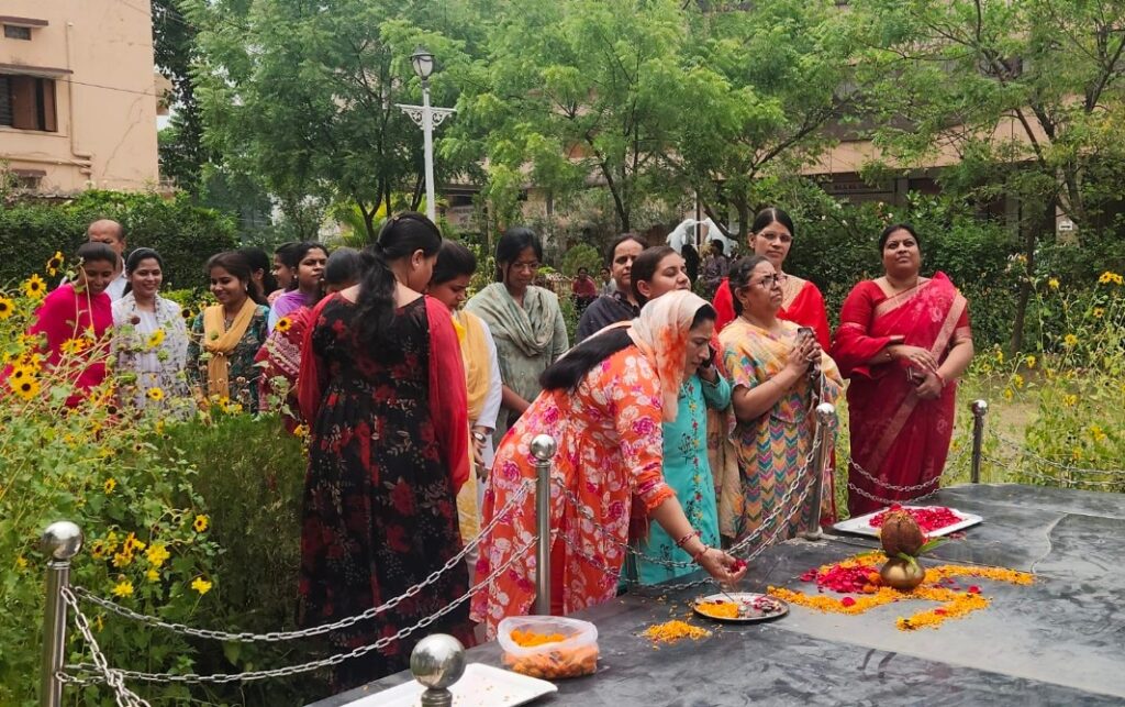 डी एल एस कालेज ने प्रेरणा पुरुष बसन्त  शर्मा को जयंती पर किया याद, अर्पित की श्रद्धांजलि