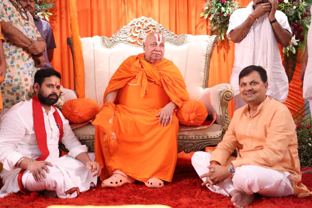 स्वामी श्रीरामभद्राचार्य के आगमन से भक्तिमय हुआ रामा वर्ल्ड, चरण-पादुका पूजन में उमड़ी आस्था,समाजसेवी प्रवीण झा के निवास एवमस्तु में भक्तिमय भजन, प्रसाद वितरण