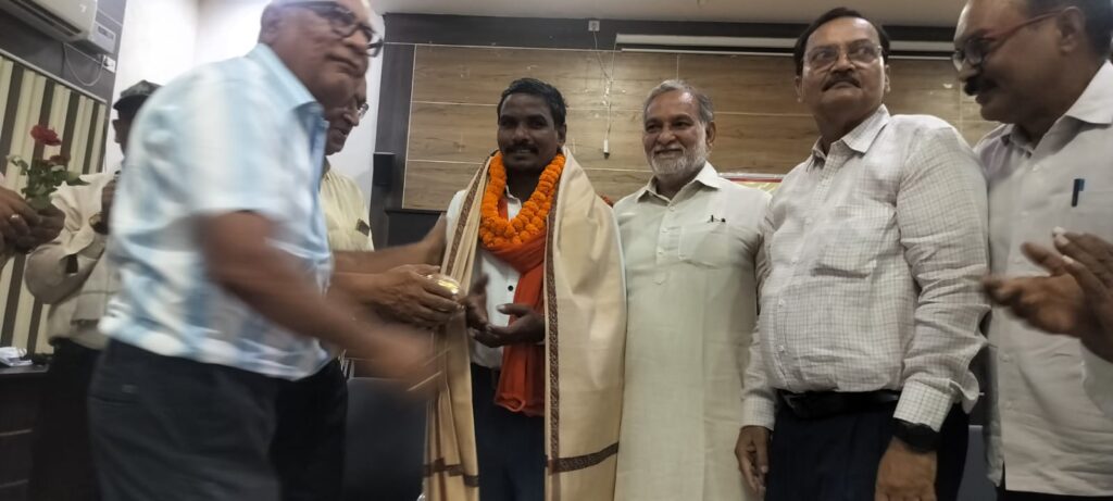 शव वाहन का बॉडी बनाने केवल लागत लेकर अपनी श्रम राशि को पुण्य कार्य में समर्पित कर देने वाले राजेश साहू का रिटायर्ड डिप्लोमा एसोसिएशन ने किया सम्मान