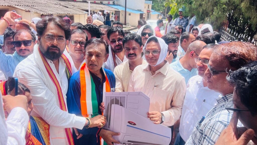 बिजली कटौती के विरोध में कांग्रेस ने तिफरा बिजली मुख्यालय में किया प्रदर्शन ,दिया धरना