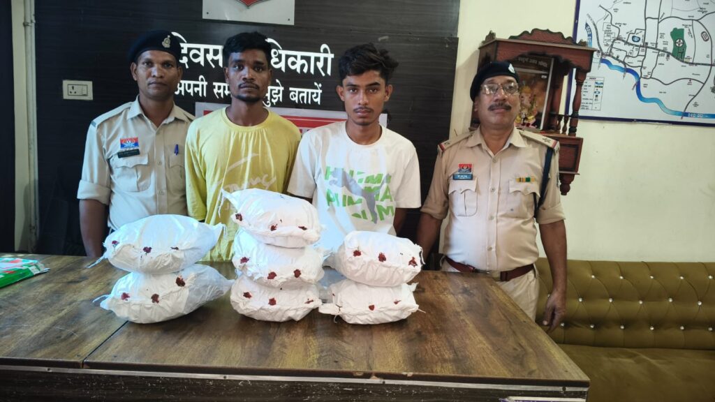 ड्रोन कैमरा से  निगरानी में चांटीडीह से साढ़े तीन लाख रु कीमती 6744 किलो गांजा जब्त,5 नाबालिग समेत 7 आरोपी गिरफ्तार,धारदार चाकू भी बरामद 