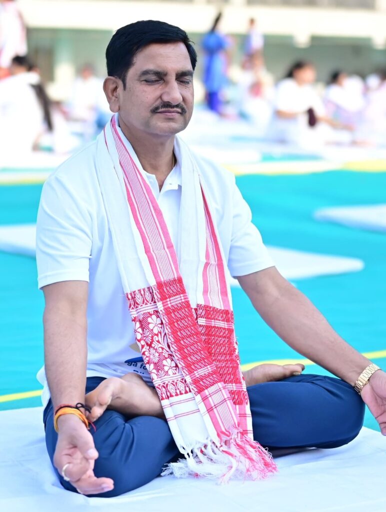 केंद्रीय राज्य मंत्री तोखन साहू ने अंतरराष्ट्रीय योग दिवस पर दिया स्वस्थ जीवन का संदेश, अमृत भारत स्टेशन योजना के तहत उस्लापुर रेलवे स्टेशन के विकास कार्यों का किया अवलोकन