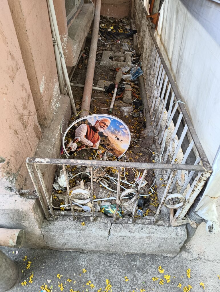 ये देखिये जिनकी बदौलत 12 साल की उपलब्धि बता रहे थे भाजपाई उनकी तस्वीर कार्यक्रम समाप्ति के बाद कहां रखी है किसी को चिंता नहीं